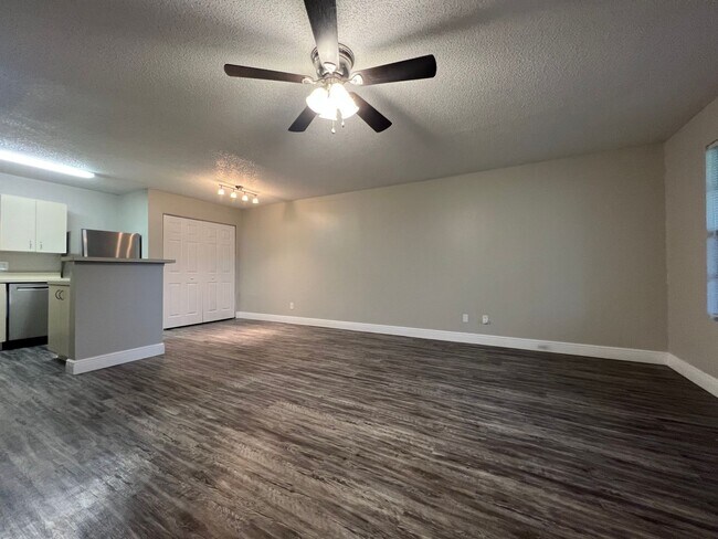 Foto del edificio - 2/1 Condo in Gated Lakefront Altamonte Com...