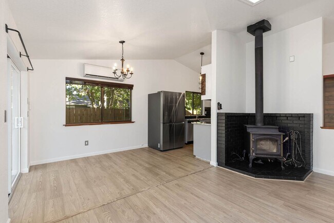 Foto del edificio - Lake Stevens Home with Skylights & Spacious Outdoor Living
