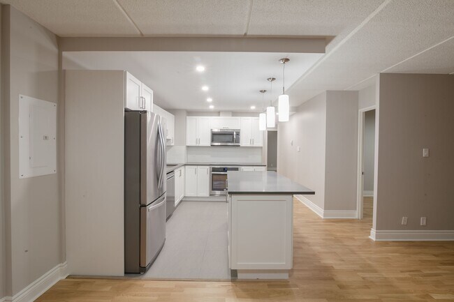 Building Photo - 4800 Maisonneuve Blvd W