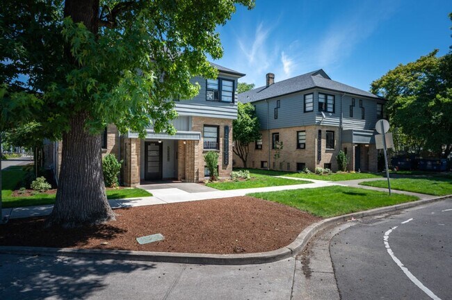 Building Photo - Spacious Studio, Available Now, Great loca...