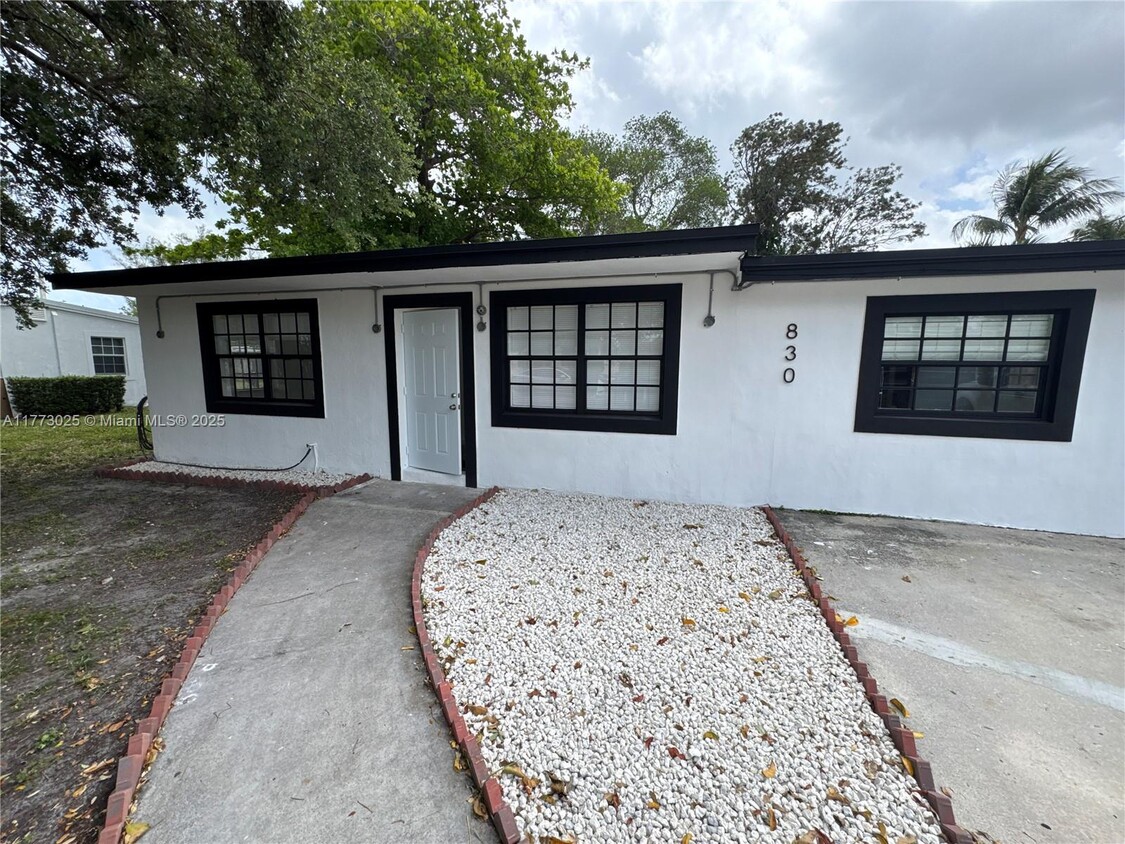 Primary Photo - 830 SW 6th St