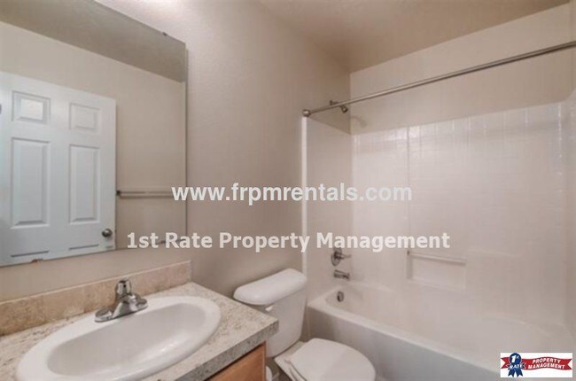 Building Photo - Lovely 3 bedroom 2 bathroom with 2 car garage
