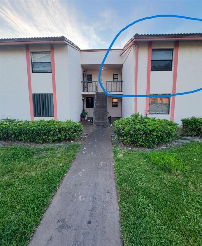 Foto principal - 900 NE 209th Terrace