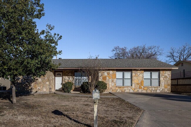 Building Photo - 725 Sage Dr