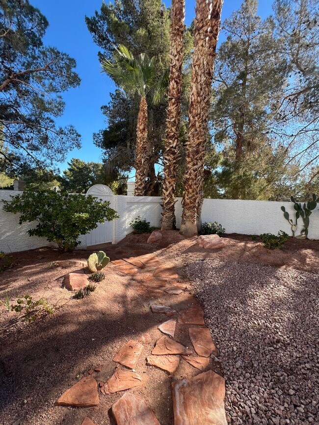 Foto del edificio - Spacious & Bright 3bed 2.5bath 2car garage...