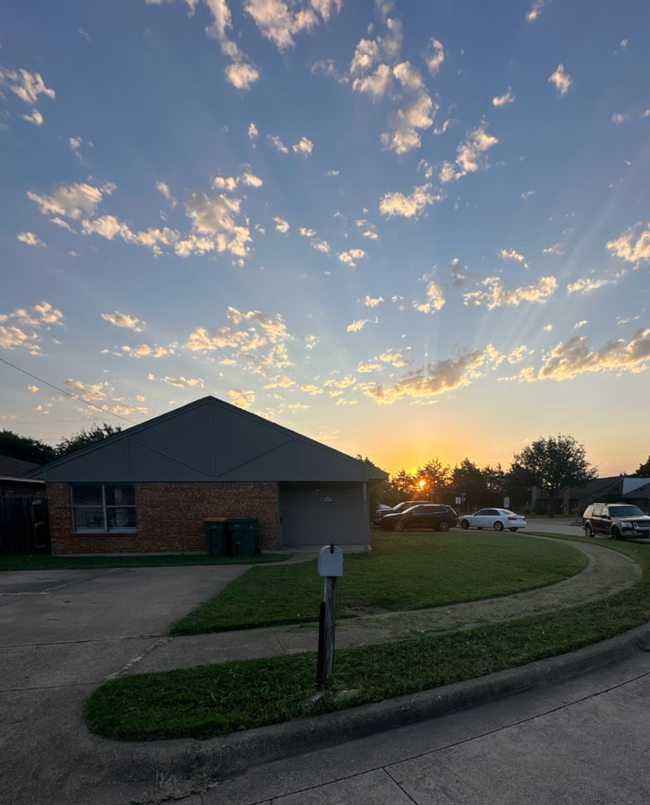 Foto del edificio - 1129-1131 Suburban Drive