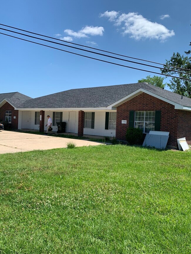 Building Photo - 1703 S Tallowood Dr
