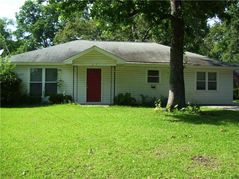 Primary Photo - 27 Lynn Dr