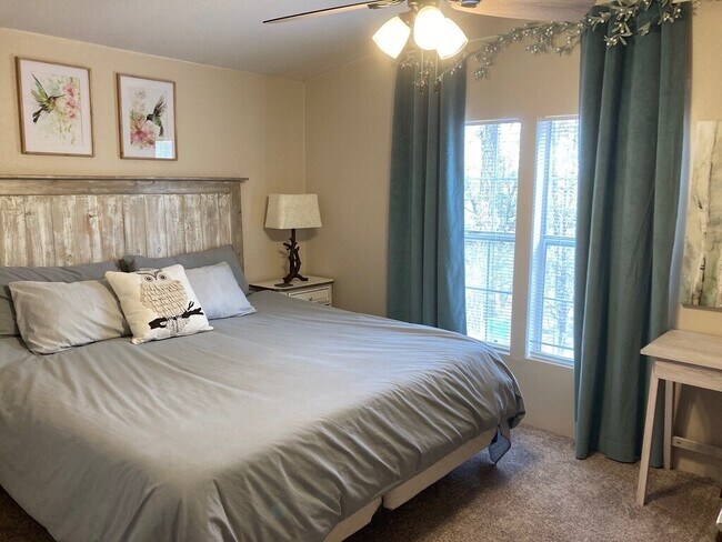 Foto del edificio - 3239 Pine Needle Dr