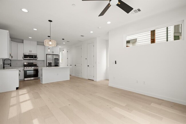 Building Photo - 5305 Ledesma Rd
