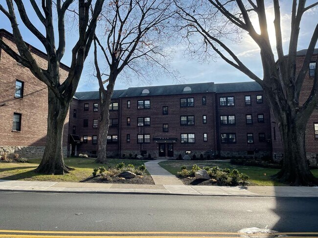 Building Photo - 4010 Garrett Rd