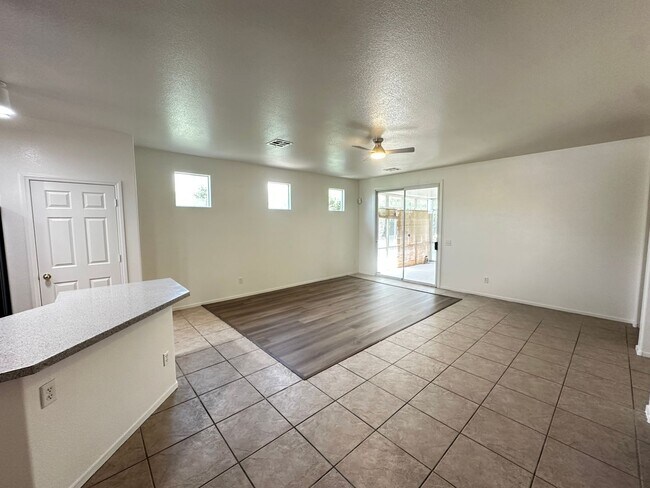 Foto del edificio - 10912 Golden Birch Pl