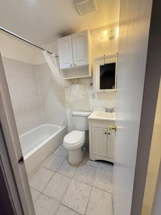 Building Photo - Bi-Level 1-Bedroom Apartment in Northern L...
