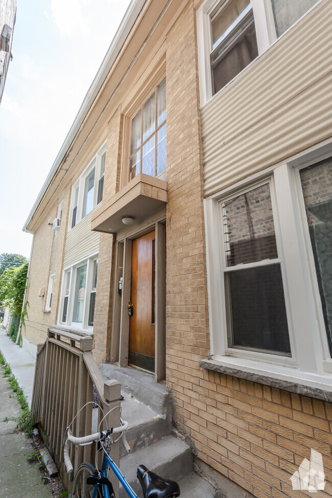Building Photo - 6427 N Hermitage Ave