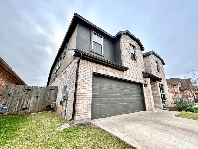 Foto del edificio - Bright & Beautiful 4 Bed, 3.5 Bath Home with Room for Everyone