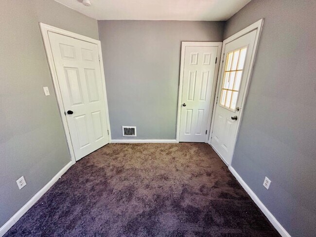 Building Photo - 3 Bedroom 1 Bath Welcome Section 8