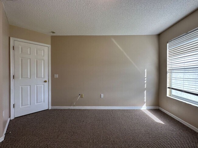 Building Photo - Extremely SPACIOUS 2 story 4 bedroom home ...