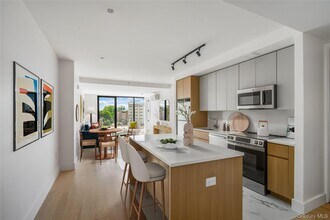 Building Photo - 44 Hudson St