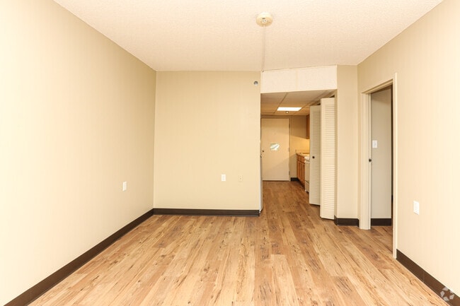 1HAB, 1BA - Sala de estar - Chapel House Senior Apartments - Age 62+