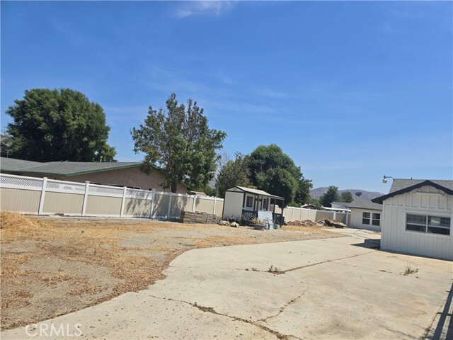 Building Photo - 876 River Dr