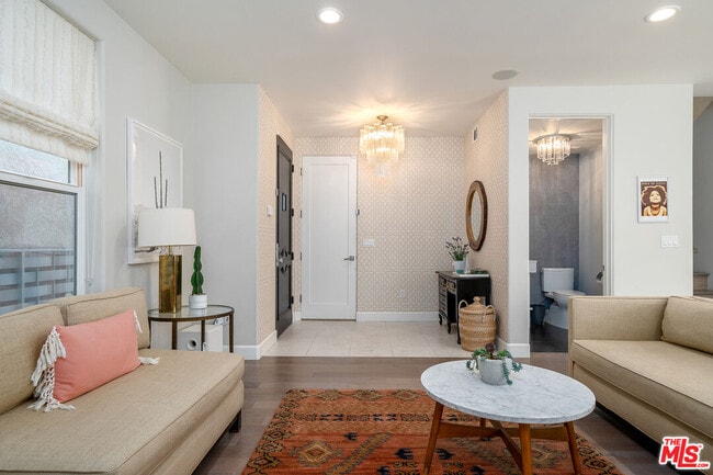 Foto del edificio - 1745 S Barrington Ave