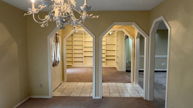Building Photo - Spacious Ranch Style Home!