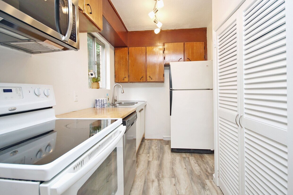 Primary Photo - 2305 N Berkshire Rd