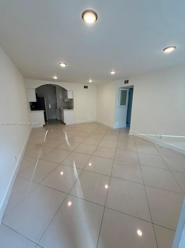 Building Photo - 10230 Twin Lakes Dr