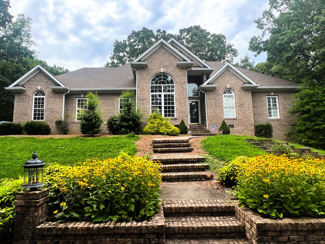 Foto principal - 159 Briggs Hill Rd