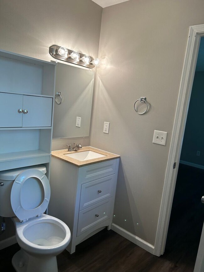 Building Photo - 3 bed 1 bath home located on Indy Westside
