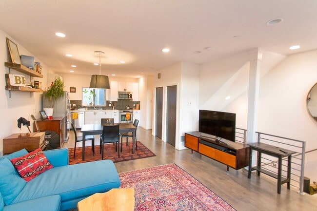 Building Photo - Greenwood Townhome