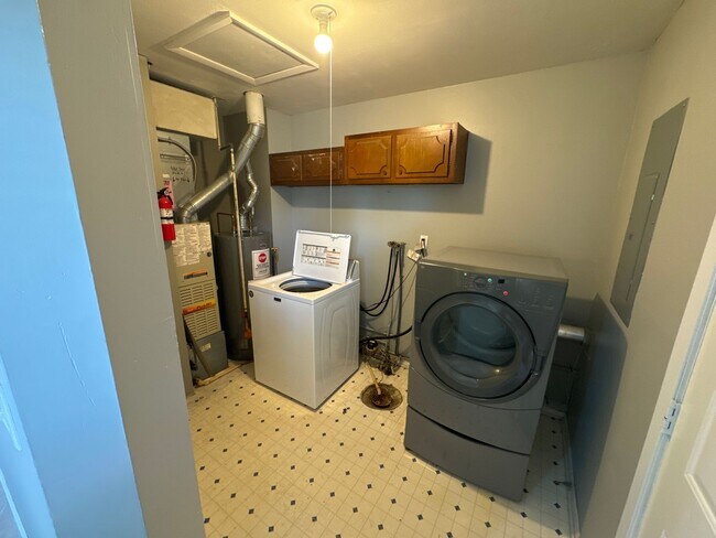 Building Photo - NW 3 bedroom  1 Bath home with 1 stall gar...