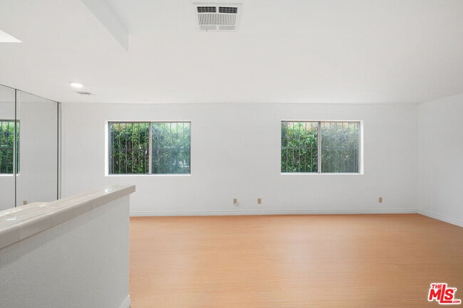 Building Photo - 839 S Holt Ave