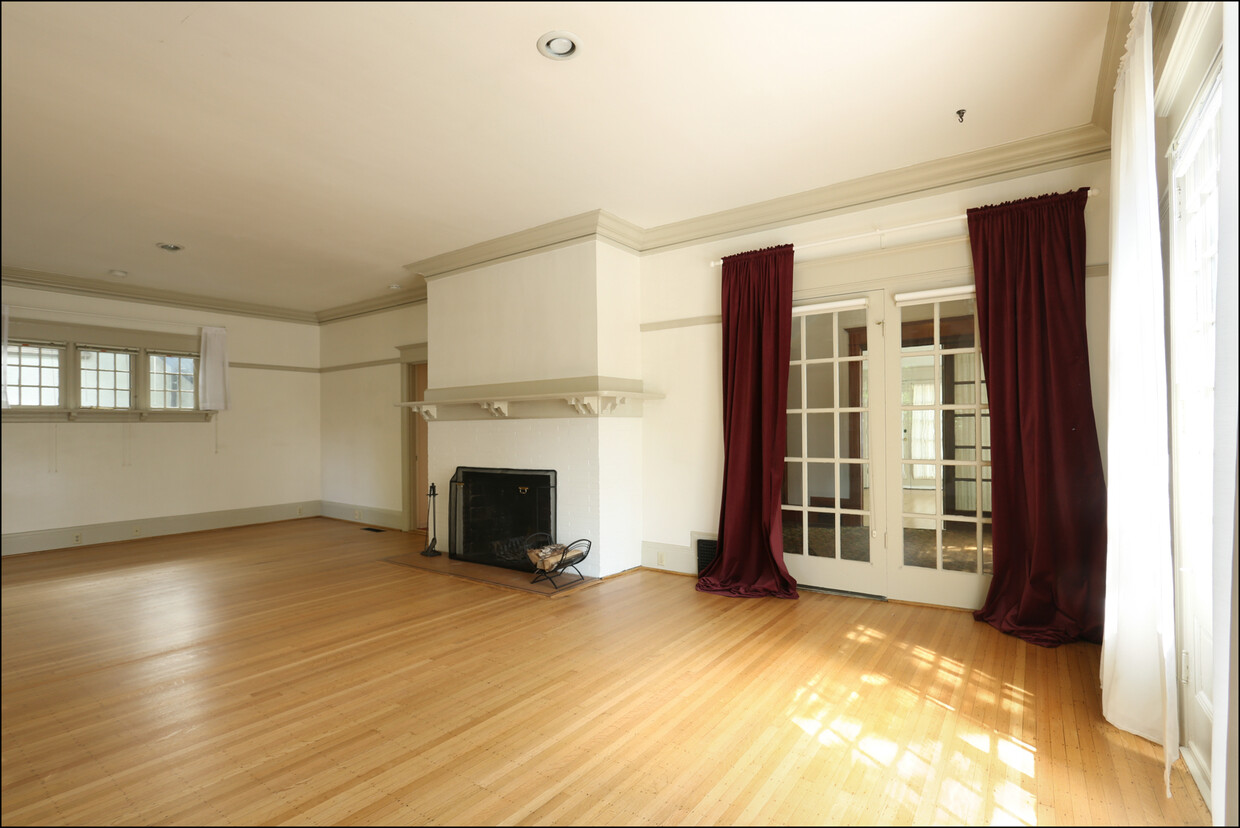 lvng rm w/fp - 2341 NW Everett St