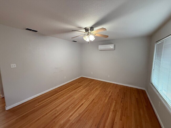 Foto del edificio - 1608 Rockrose Rd