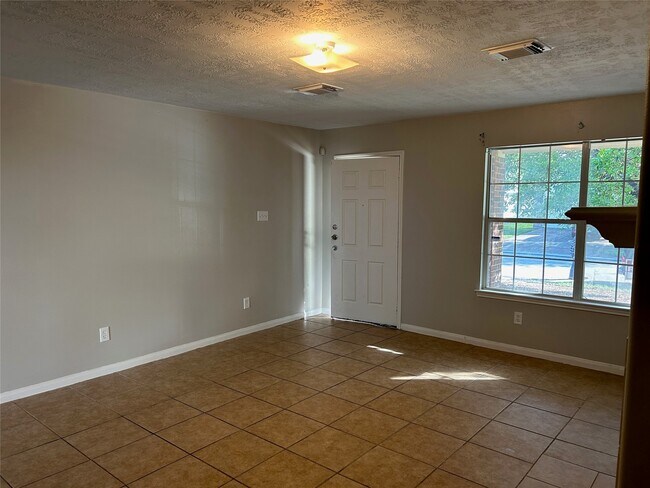 Building Photo - 21523 Aldercy