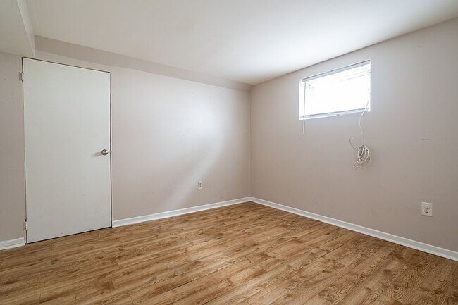 Photo du bâtiment - Updated 2-Bedroom Basement Suite | In-Suite Laundry | Parking Included
