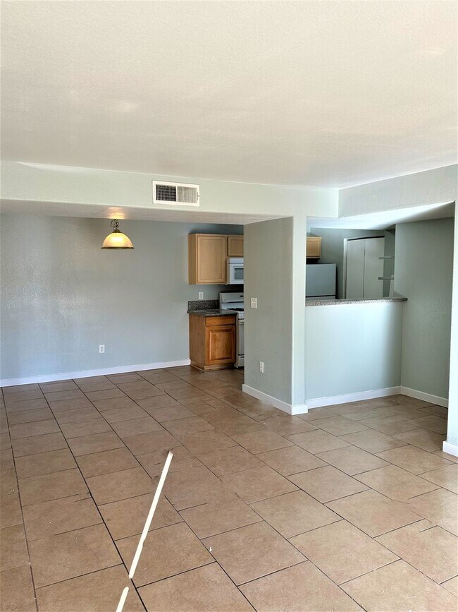 Foto del edificio - 2 bed 2 bath downstairs condo Gated commun...