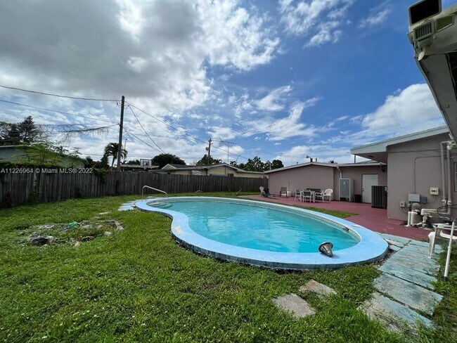 Foto del edificio - 585 NE 178th St