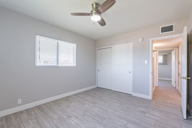 Building Photo - Remodeled Central Phoenix Apartment