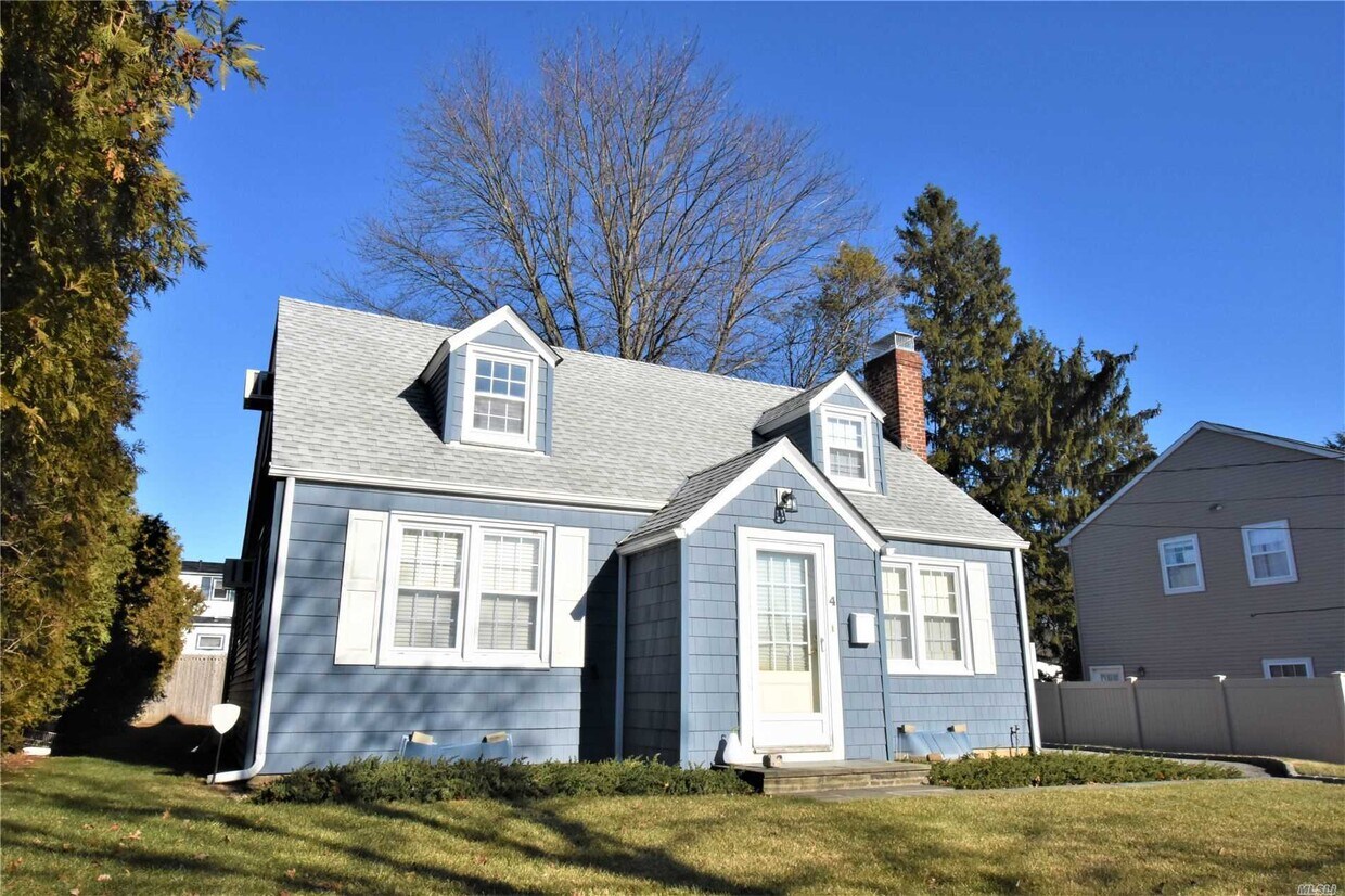 Primary Photo - 4 Walker Ave