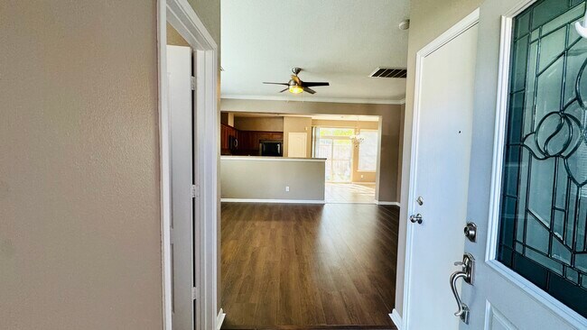 Vestíbulo de entrada - 8126 Montague Manor Ln