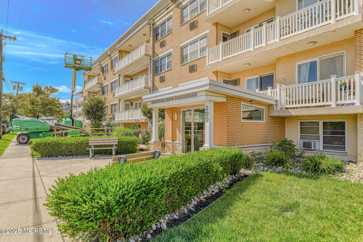 Primary Photo - 200 Ocean Park Ave