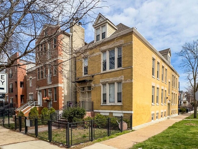Building Photo - 2837 N Damen Ave