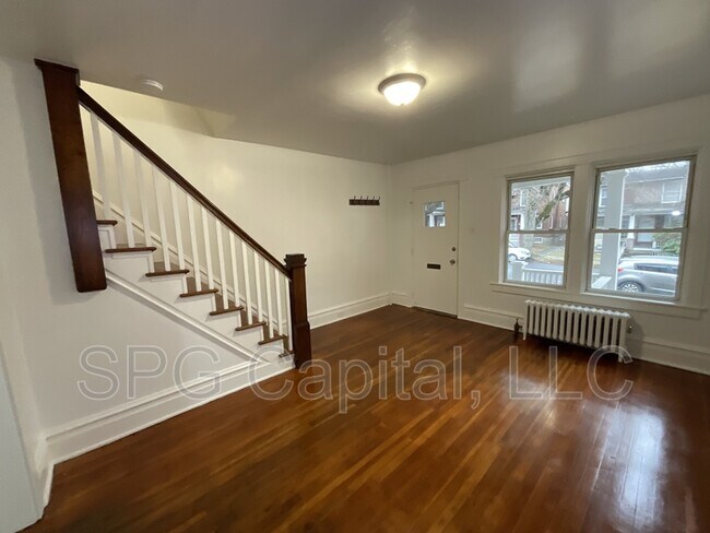 Building Photo - 2006 Holly St