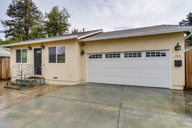 Building Photo - Beautiful 2 Bed/1 Bath Home only Blocks Fr...