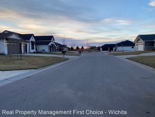 Building Photo - 5 br, 3 bath House - 3823 N Estancia Ct