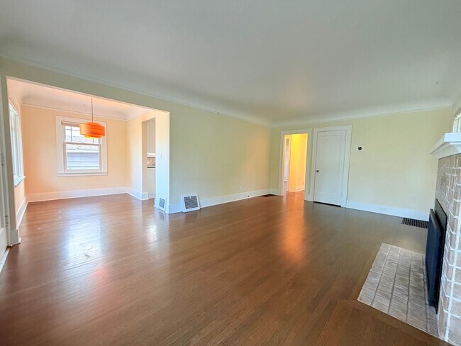 Building Photo - Charming Craftsman in Phinney Ridge - AVAILABLE NOW!