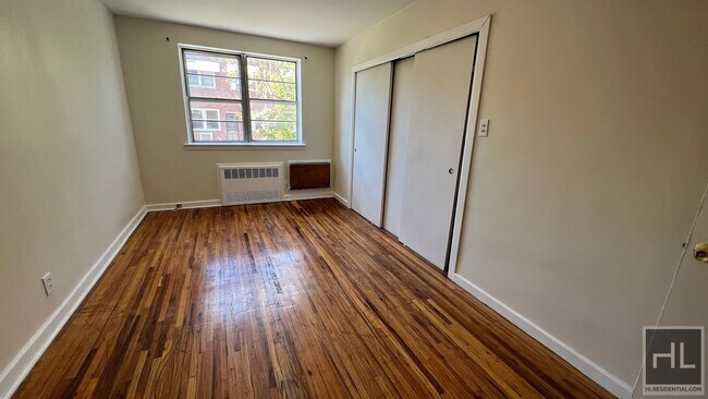 Foto del edificio - VERY LARGE 3 BEDEROOMS WITH PRIVATE BALCON...