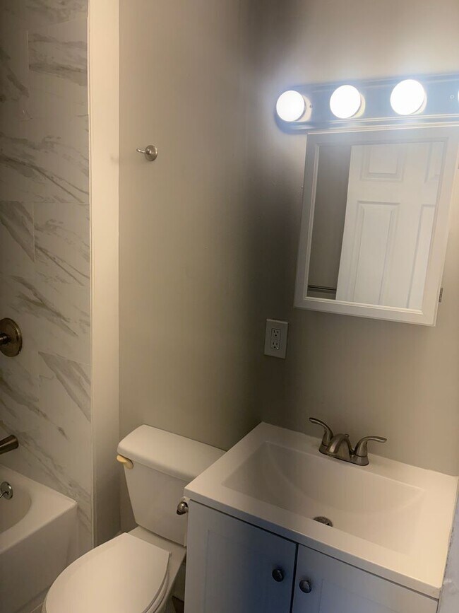 Foto del edificio - Spacious 3 Bedroom Home Available In East Baltimore